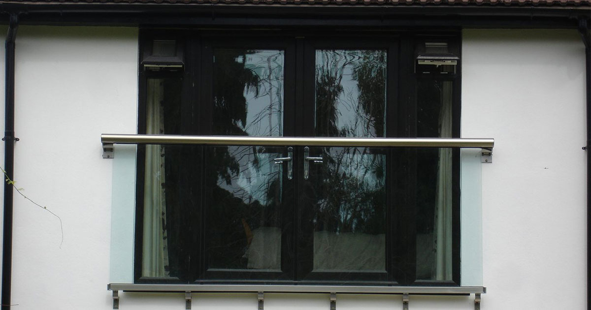 balcone alla francese con ringhiera in alluminio e parapetto in vetro