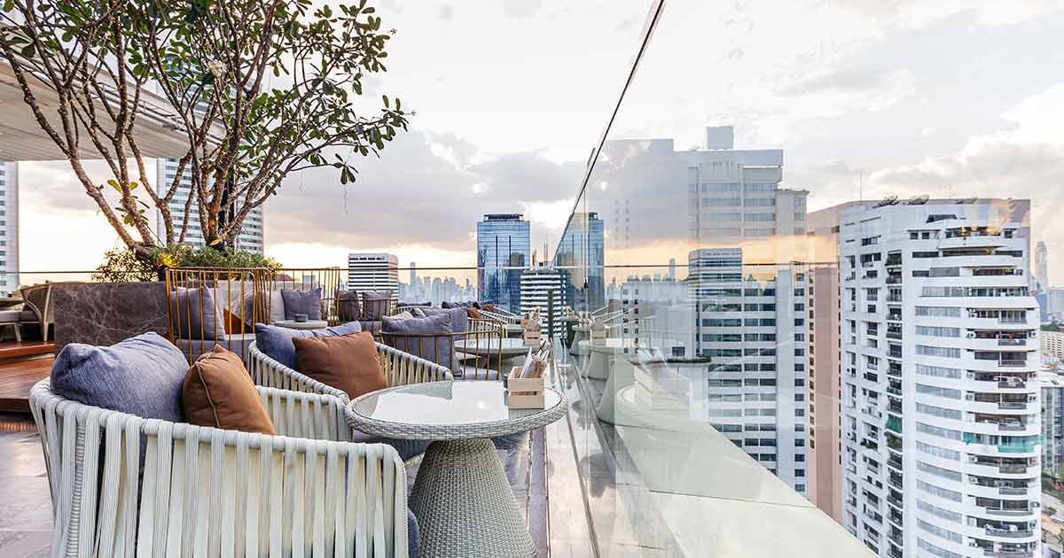 terrazza con vista sullo skyline e parapetto del balcone tutto vetro