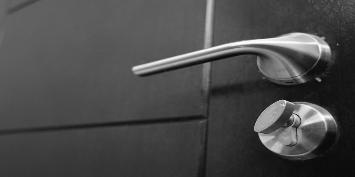 pulire maniglie porte
