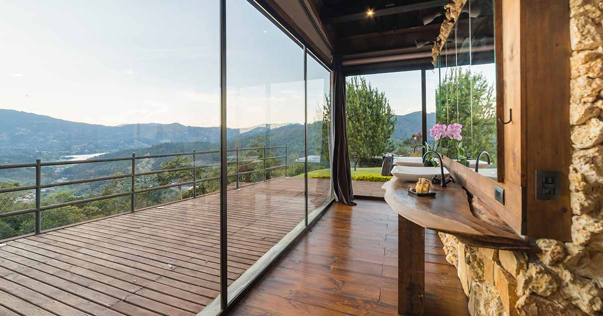 balcone moderno con scorrevole in vetro e pavimento in legno