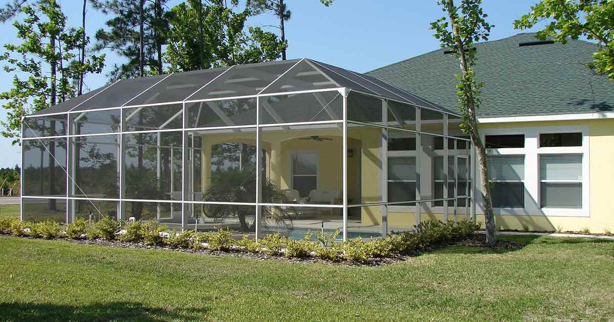 veranda in vetro in un giardino privato