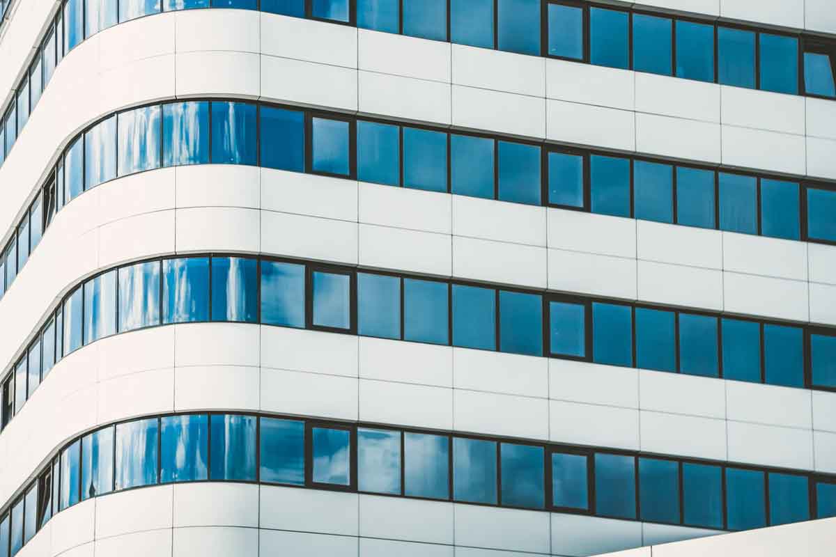 edificio moderno con serramenti in alluminio vasistas