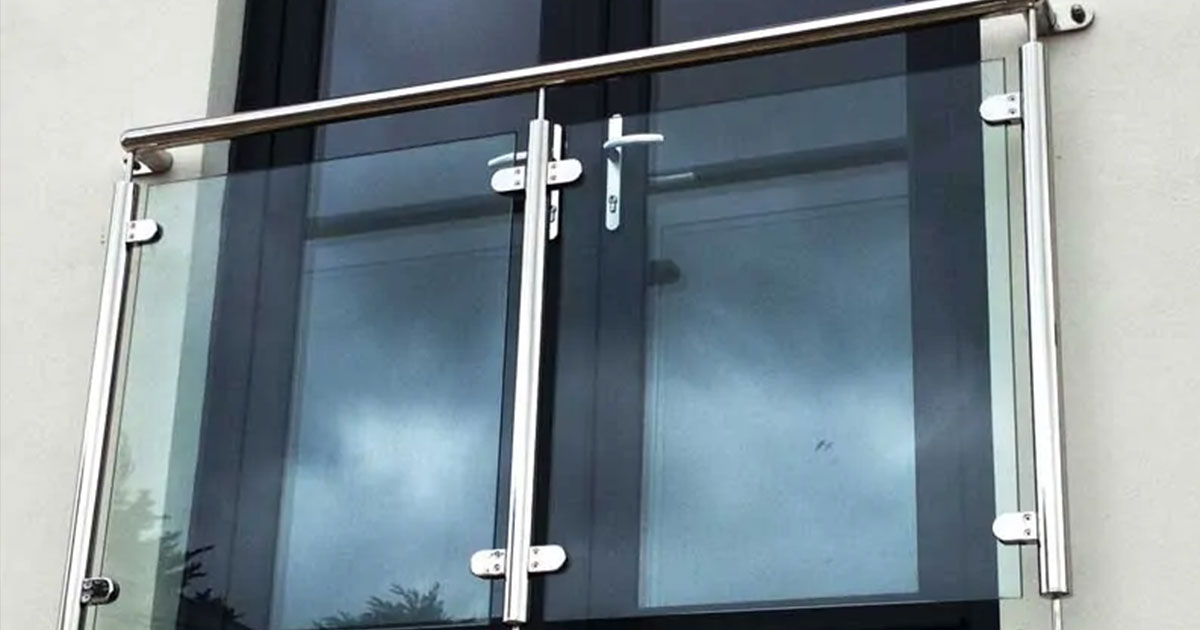 balcone alla francese con ringhiera in alluminio e parapetto in vetro