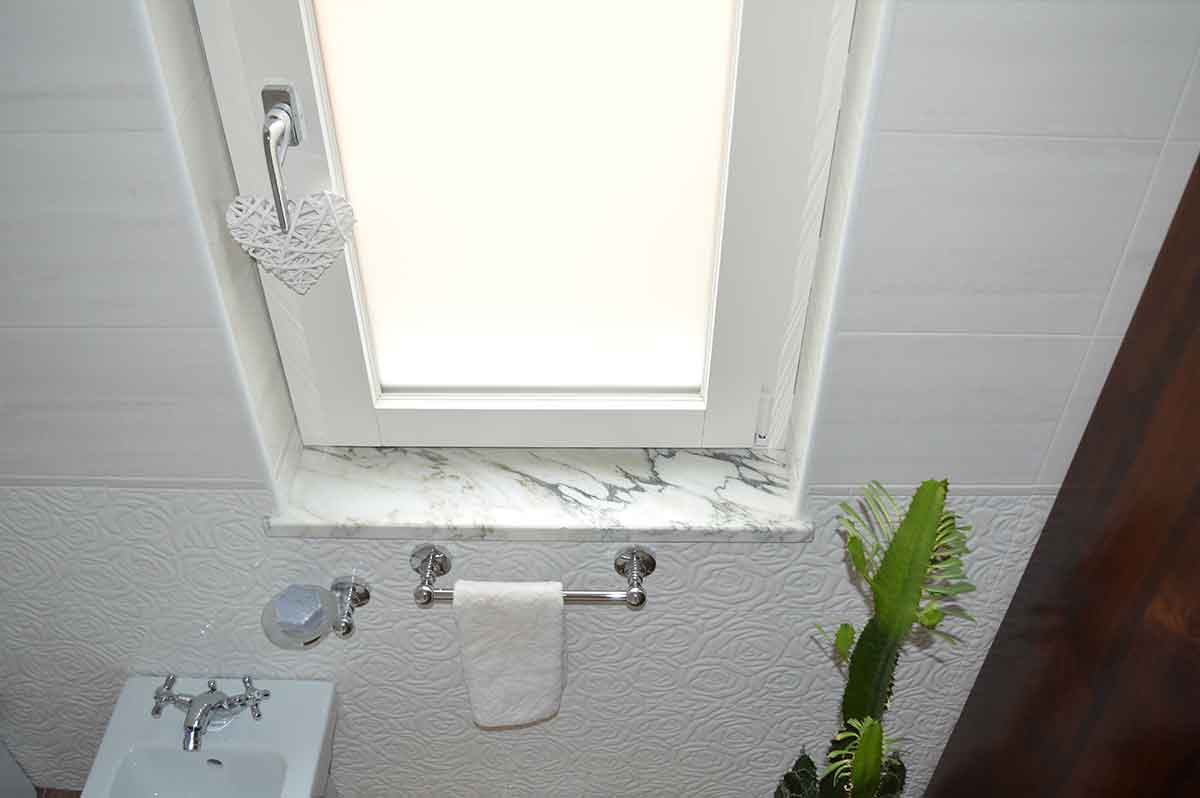 finestra bagno in alluminio bianco effetto legno