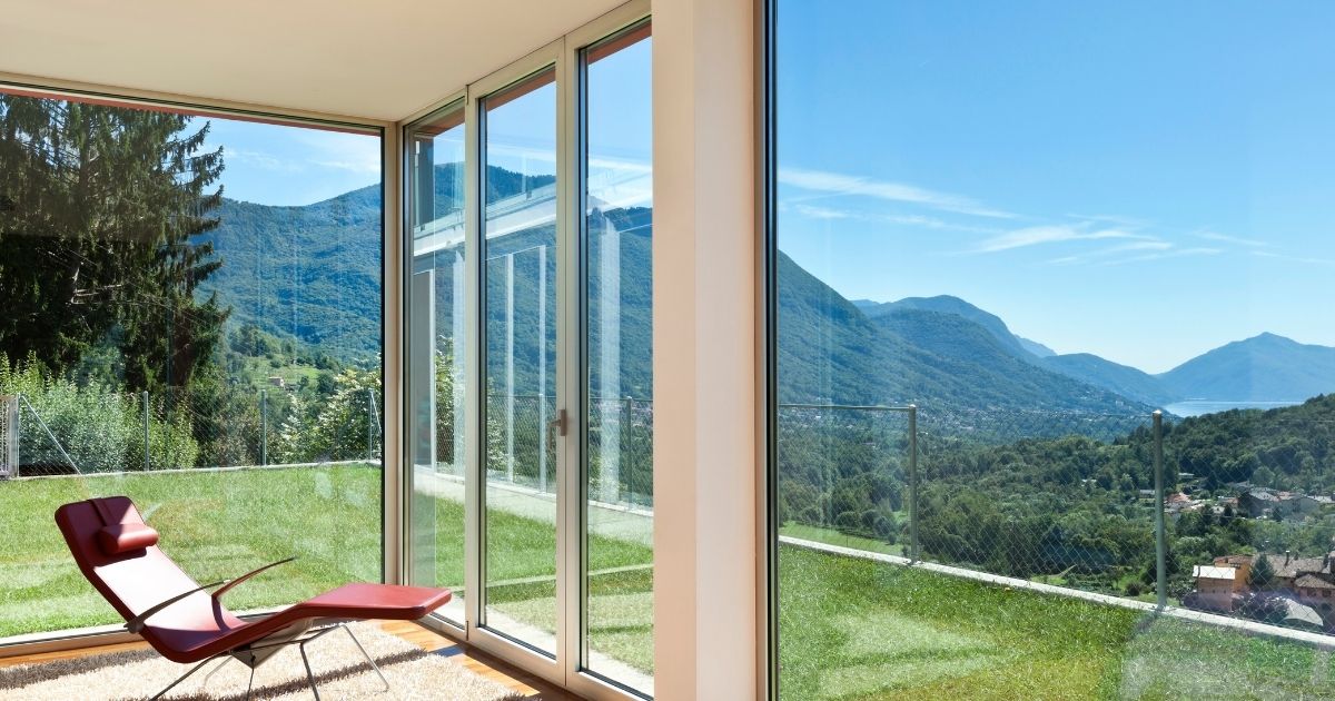 finestre moderne per una casa luminosa interamente in vetro