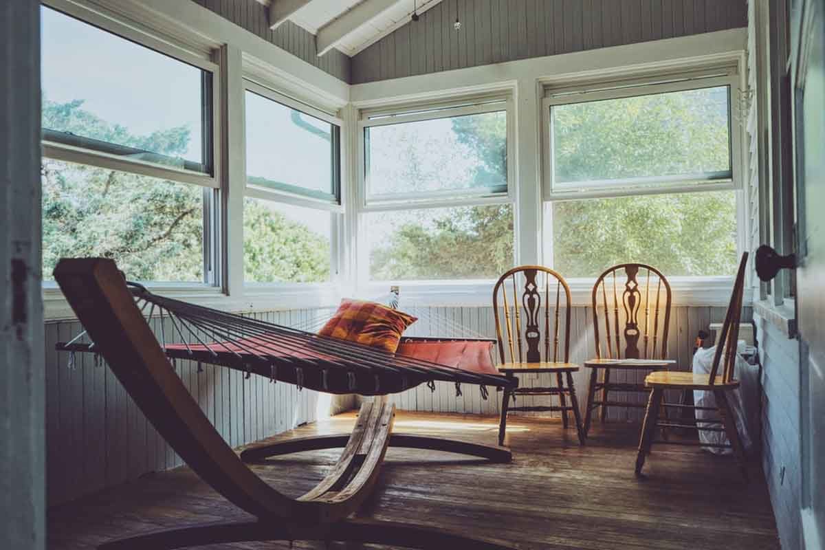 veranda con infissi in alluminio in una casa di campagna