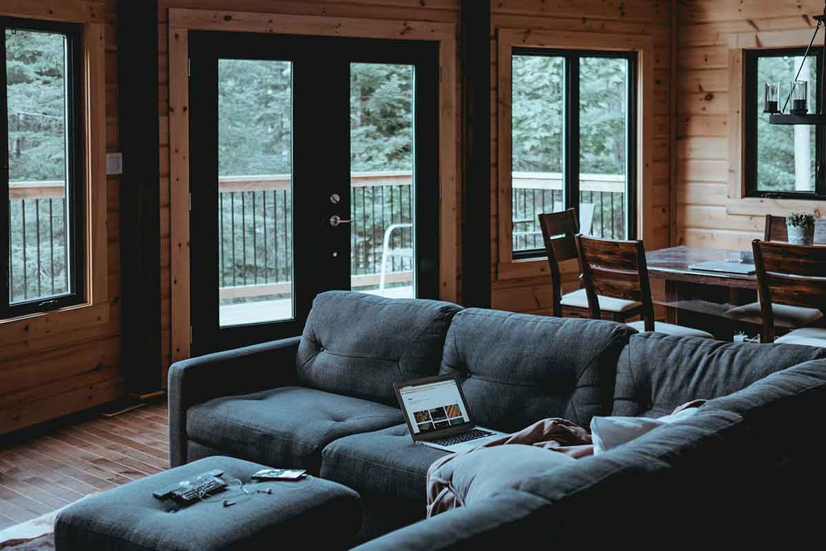 interno di una casa con infissi in legno alluminio